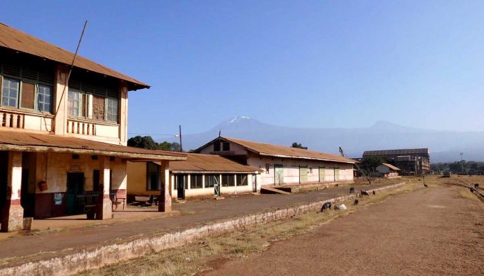 Moshi Bahnhof, Kilimanjaro im Hintergrund